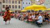Alle hoffen auf gutes Wetter beim Lechstadtfest. 2024 gab es auch Stelzenläufer.