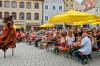 Alle hoffen auf gutes Wetter beim Lechstadtfest. 2024 gab es auch Stelzenläufer.