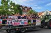 Großer Jubel bei der Meisterfahrt durch Kühbach. Die Fußballer der Marktgemeinde haben einiges zu feiern.