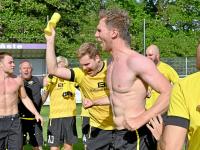 Der TSV Leitershofen feiert nach dem Sieg im Spitzenspiel in Walkertshofen Platz zwei und nimmt nun an der Relegation teil.