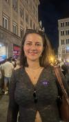 Katharina El Lawn genießt das Feiern zur Musik aus den 80ern.