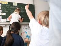 Immer mehr Kinder können nur mit einer Schulbegleitung am Unterricht teilnehmen. Doch die werden schlecht bezahlt und müssen keine speziellen Qualifikationen mitbringen.