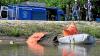 Kräfte von THW und Wasserwacht haben bei Elchingen ein Autowrack aus der Donau geborgen. 
