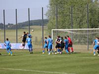 Nach einem Eckball erzielte Vincent Priewe (schwarzes Trikot/Nr. 16) per Kopfball den wichtigen zweiten Treffer für Mindelheim. Am Ende stand es 2:2.