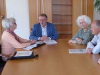 Buchübergabe: (von links) Antonie Schäble, Stefan Rößle, Monika Knecht-Frey, Joachim Aurnhammer und Gaby Sefranek.