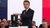 Frankreichs Präsident Emmanuel Macron bekommt in der französischen Vorwerk-Fabrik einen Thermomix geschenkt.