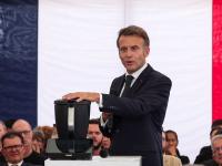 Frankreichs Präsident Emmanuel Macron bekommt in der französischen Vorwerk-Fabrik einen Thermomix geschenkt.