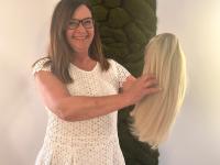 Die Friseurin Jutta Seeck aus Dasing hat sich zur Zweithaarspezialistin verifizieren lassen und begleitet Frauen mit viel Fingerspitzengefühl durch schwierige Zeiten.