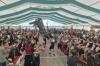 Trotz des abgesagten Festumzugs herrschte unter den durchnässten Schützen und Musiker beim Fahneneinmarsch in Riedlingen beste Stimmung.