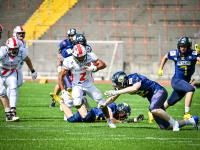 Die Augsburg Centurions (am Ball Runningback Khalfani Muhammad) wollen sich auch von den Montabaur Farmers nicht stoppen lassen.