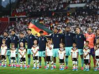 Die Fußball-Nationalspieler beim Abspielen der Nationalhymne vor dem Spiel gegen Finnland.