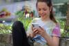 Die meisten Kids sind überglücklich, wenn sie ihr erstes eigenes Smartphone bekommen. Auf Eltern kommen nun aber einige neue Aufgaben zu.