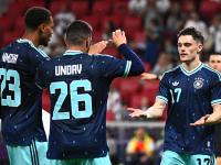 Vorlagengeber Deniz Undav (Nr. 26) und Torschütze Florian Wirtz (r) klatschen sich ab nach dem 2:0 gegen Finnland.