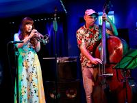 Angela Avetisyans schwingt ihre Trompete zum 100. Geburtstag von Miles Davis. Am Bass: Peter Cudek.