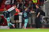 Bundestrainer Nagelsmann (r.) klatscht mit Lennart Karl ab.
