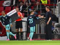 Bundestrainer Nagelsmann (r.) klatscht mit Lennart Karl ab.