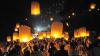 Teilnehmer lassen während des Vesak-Laternenfestes Laternen los.