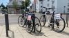 Auch in Lechhausen machen ältere Fahrräder Werbung für die Augsburger Radlnacht am 18. Juli.