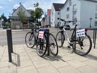Auch in Lechhausen machen ältere Fahrräder Werbung für die Augsburger Radlnacht am 18. Juli.