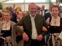 Festdamen geleiteten den politischen Gast zu seiner Rede durch das Festzelt in Riedlingen.