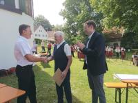 Landrat Hans Reichhart (rechts) und sein Nachfolger Joachim Leitenmayer gratulierten als erste Alois Kling zu seiner Ehrung als Altbürgermeister.
