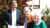 Meitingens Bürgermeister Michael Higl gratuliert Musiker Franz Kober aus Langenreichen zum 90. Geburtstag. Mit dem Jubilar freut sich dessen Ehefrau Elfriede.