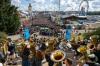 Welche Lieder werden die Kapellen auf der Wiens 2026 spielen? Ein "Liad für d‘Wiesn“ wird durch einen Wettbewerb bestimmt. Das Bild zeigt das Platzkonzert, bei dem am zweiten Festsonntag traditionell die Kapellen der Festzelte ein gemeinsames Konzert geben.