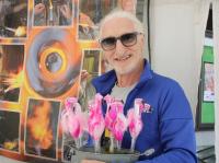 Glasbläser Reinhard Bätz aus Lauscha ist einer der „Stammgäste“ beim Kunsthandwerkermarkt. Seine knalligen Flamingos waren ein echter Hingucker.