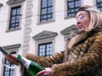In einem Musikvideo auf YouTube karikierte Johanna Reski vor gut einem Jahr OB Eva Weber. Nun sitzt sie selbst im Stadtrat.