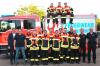 Erfolgreiche Prüflinge, Prüfer und Gäste bei der Leistungsprüfung der Herbertshofener Wehr: Vroni Eberle, Valentin Eberle, Jonathan Graf (auf dem Fahrzeugdach von links) sowie (stehend von links) Bürgermeister Michael Higl, Kommandant Wolfgang Wagenknecht, Moritz Nußbauer, Linus Eser, Markus Sindl, Christine Eberle, Philipp Sentpaul, Tim Henkelmann, Leon Schütze, Felix Eckerl, Schiedsrichter Gregor Wiedemann, Wolfgang Eberle, Schiedsrichter Gottfried Reiter und Kreisbrandmeister Bernd Schreiter.