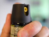 Ein mit einer Glasscherbe bewaffneter Mann konnte in einem Zug mit Pfefferspray gestoppt werden.