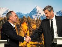 Hand drauf: Hubert Aiwanger (links) und Markus Söder haben die sogenannte „Bayern-Koalition“ gebildet. Eine Idee auch für die Bundespolitik?