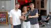 Paul Schöttler (links) und Adrien Stapelfeldt haben Milly‘s Wine Room eröffnet. Stapelfeldts Freundin Milly (Mitte) kommt aus den USA und ist die Namensgeberin der Bar.