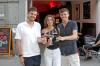 Paul Schöttler (links) und Adrien Stapelfeldt haben Milly‘s Wine Room eröffnet. Stapelfeldts Freundin Milly (Mitte) kommt aus den USA und ist die Namensgeberin der Bar.