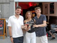 Paul Schöttler (links) und Adrien Stapelfeldt haben Milly‘s Wine Room eröffnet. Stapelfeldts Freundin Milly (Mitte) kommt aus den USA und ist die Namensgeberin der Bar.