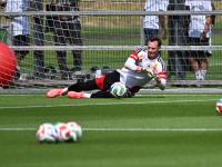 Die linke Problem-Wade hält: Manuel Neuer hält wieder erste Bälle im Training.