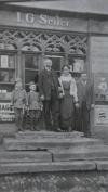 Die Ladenfront des Geschäfts in der Hauptstraße 4, Wertingen, um 1920.