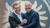 Sportvorstand Markus Krösche (l) hält große Stücke auf den neuen Eintracht-Trainer Adi Hütter (r).