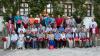 Die anwesenden Fördermitglieder im Gruppenbild nach der Übergabe der Urkunden und Präsente im Garten hinter dem Foyer des Neuburger Stadttheaters.