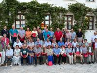 Die anwesenden Fördermitglieder im Gruppenbild nach der Übergabe der Urkunden und Präsente im Garten hinter dem Foyer des Neuburger Stadttheaters.