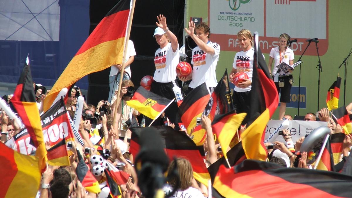 Einigkeit-und-Recht-und-Rechtsruck-War-die-Fu-ball-WM-2006-ein-N-hrboden-f-r-die-AfD-