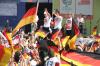 Berlin in Schwarz-Rot-Gold: Etwa 100.000 Fans bereiteten dem DFB-Team nach dem Sieg im Spiel um Platz drei einen euphorischen Empfang.