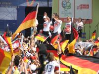 Berlin in Schwarz-Rot-Gold: Etwa 100.000 Fans bereiteten dem DFB-Team nach dem Sieg im Spiel um Platz drei einen euphorischen Empfang.