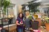 Simone Andraschko und Besitzerin Elvira Holl-Teichner im Blumenladen Holl in Krumbach, der gegenüber der Kreisklinik liegt.