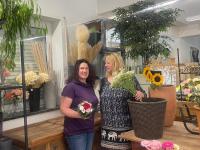Simone Andraschko und Besitzerin Elvira Holl-Teichner im Blumenladen Holl in Krumbach, der gegenüber der Kreisklinik liegt.
