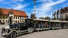 Beim Pfaffenhofer Marktfestival verkehrt erstmals das Touristenbähnle aus Blaubeuren und fährt die verschiedenen Veranstaltungsorte an. Das Bild ist eine mithilfe von KI generierte Fotomontage.