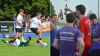 Der TSV Zusmarshausen (in weiß) gewann am ersten Spieltag gegen Horgau und hatte eine sorgenfreie Saison, während Dinkelscherben sich erst in der Verlängerung rettete.