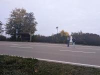 Die Bushaltestelle in Weichenberg befindet sich an der Staatsstraße 2035 in Richtung Augsburg. Kinder aus Weichenberg müssen die gerade morgens viel befahrene Straße überqueren. Jetzt soll die Geschwindigkeit auf 70 Kilometer pro Stunde reduziert werden.