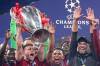 James Milner (l) feiert mit dem Champions-League-Pokal seinen größten Erfolg. (Archivbild)
