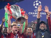James Milner (l) feiert mit dem Champions-League-Pokal seinen größten Erfolg. (Archivbild)